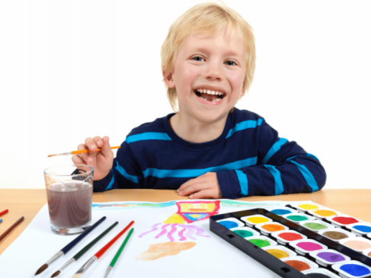 criança a pintar com aguarelas 